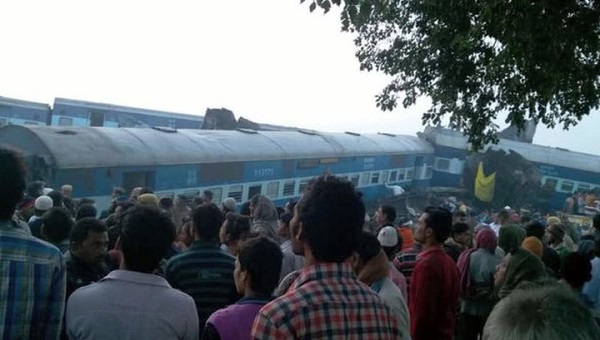 Число жертв крушения поезда в Индии достигло 115 человек - ОБНОВЛЕНО